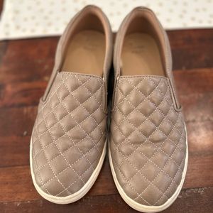 a. new. day size 7.5 quilted sneakers
